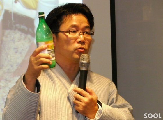 막걸리학교 허시명 교장이 &ldquo;막걸리 취재는 이런데 중점을 두고 취재하는 것&rdquo;을 강조하고 있다.
