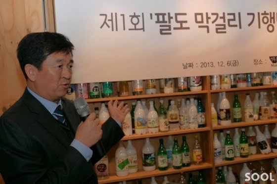 한국막걸리협회 박성기 회장이 블로거들에게 막걸리에 대해 좋은 글을 많이 써달라고 당부하고 있다.