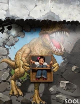 공룡에게 잡혀가는 아찔한 순간을 아역 모델이 재미나게 연출하고 있다. 