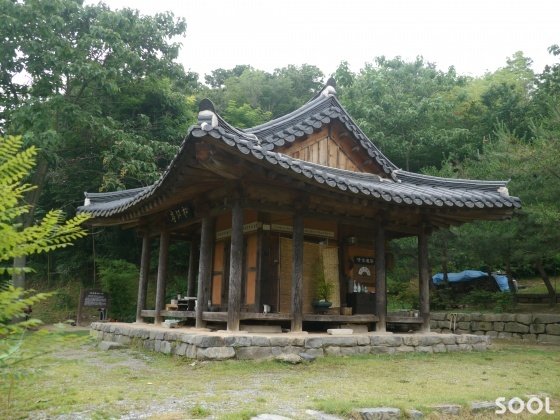 송강정을 본 떠서 만든 건물은 현재 박인수 훈장이 기거하는 서당.