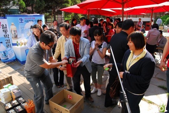 막걸리학교가 주최한 행사장에서 다양한 막걸리를 맛보며 즐기다