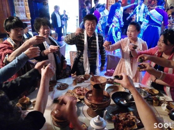 샹그릴라를 찾아온 관광객들이 건배를 하고 있다