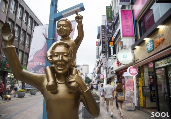 비프광장 곳곳에 세워진 영화 관련 조형물과 붐비는 사람들