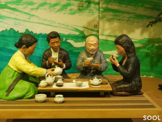 정성이 깃든 차를 온 가족이 둘러 앉아 마신다