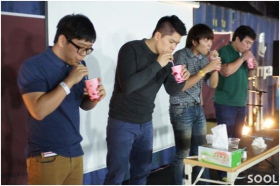 빨대로 막걸리 빨리 먹기 