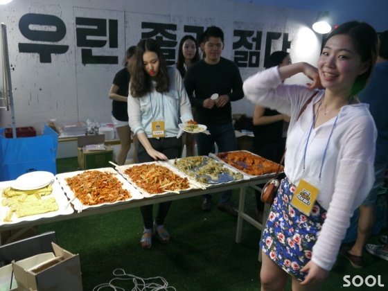 막걸리 파티에 나온 안주. 학생들에게는 어느 안주가 인기 있었을까?