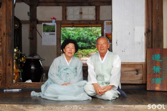 선비의 고집은 술을 장사의 수단이 아닌 예(禮)로 승화시켰다. 아산 연엽주를 빚고 있는 이득선씨(오른쪽)와 최황규씨 내외.