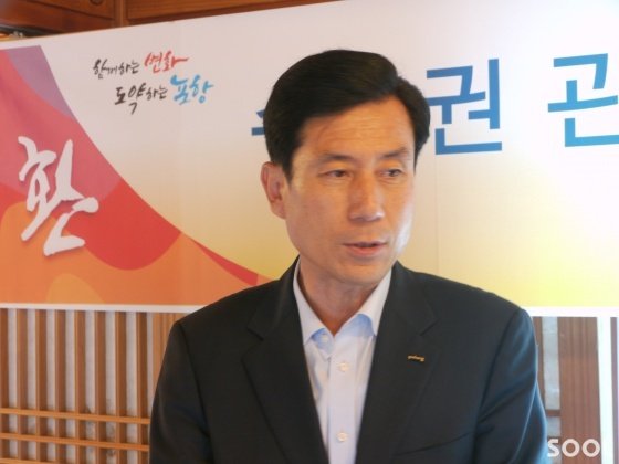포항시 이강덕 시장이 포항시가 추진하고 있는 관광도시에 대해 설명하고 있다