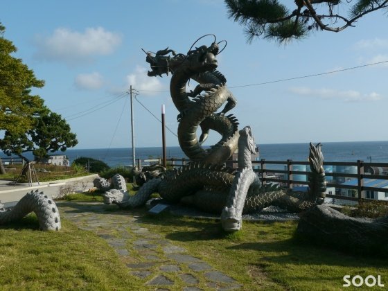 7월1일 준공된 궈룡포 상징 용상