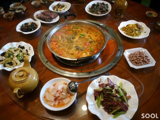 쓰찬성의 샤브샤브와 비슷한 산탕어는 우리의 매운탕과 비슷하다