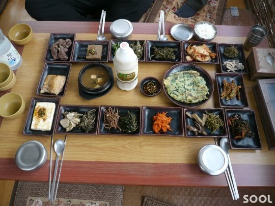 곤드레박상 동동주 한 사발이 곁들였다