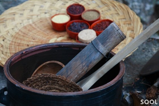 송화백일주에는 꽤 많은 재료들이 들어간다. 허나, 모두 모여 온전한 하나가 된다. 그것 또한 배움이다.