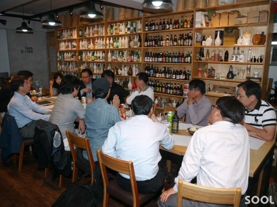 &lsquo;막걸리 페스티벌&rsquo;을 보다 성공적으로 개최하기 위해 한국막걸리협회 임원들이 대책회의를 하고 있다.