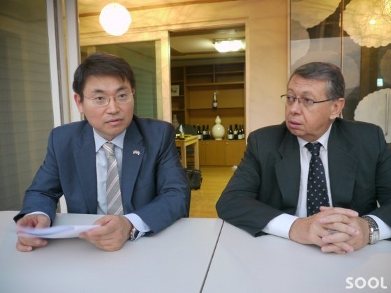 그리스 와인에 대해 설명하고 있는 유병찬 사장(끼르야니 브랜드 대사, 사진 좌)과 그리스대사관경제상무과 아싸나시오스 까라빼짜스 참사관(사진 우)이 그리스 와인의 좋은 점에 대해 설명하고 있다.