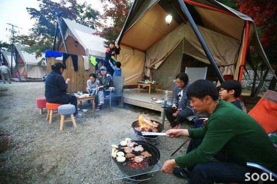 포천 유식물원에서 가족과 함께 저녁식사를 하는 모습