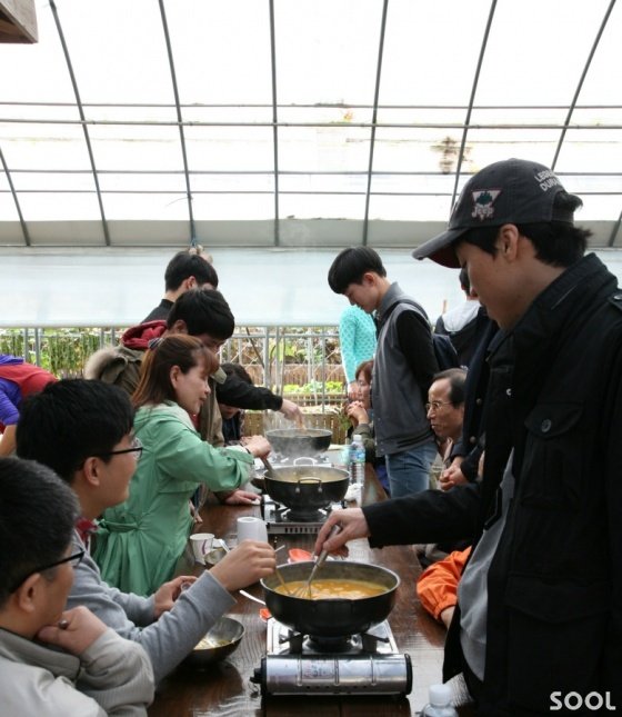 오비맥주는 4일 경기도 용인시 일대에서 회사 임직원과 실로암시각장애인복지관 회원 등 80여 명이 참여한 가운데 &lsquo;시각장애인과 함께하는 아름다운 동행&rsquo; 행사를 실시했다. 시각장애인 1명과 오비맥주 직원 1명이 2인 1조로 한 팀을 이뤄 단호박으로 단팥묵을 만들고 있다.