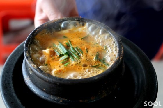 보글보글 끓어 넘치는 청국장 찌개