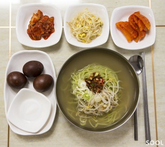 댓잎물국수와 댓잎 약계란 상차림