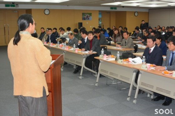 토론장을 가득 메운 청중 앞ㅇ에서 박록담 회장이 환영사를 하고 있다.