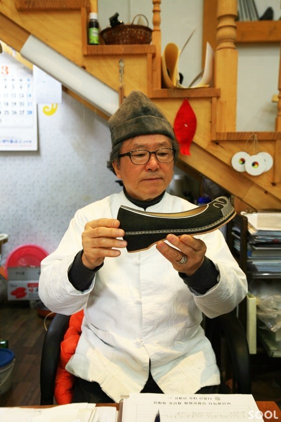 완성된 당혜를 들어보이고 있는 화혜장 안해표 선생_문일식 촬