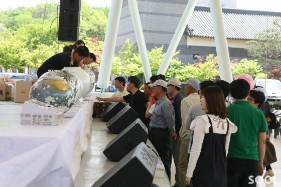 재수 좋으면 좋은 도자기를 경매를 통해 싸게 구입도 할 수 있다