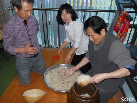 꽃을 모으기 힘들어 백화주를 빚는 것이 어렵다. 200번 넘는 술 빚기에서 백화주를 여덟번 빚었다. 사진은 백번째 술로 백화주를 빚는 류규형씨  