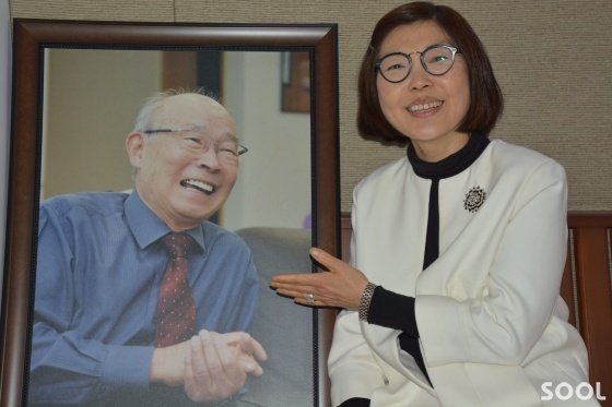 배혜정 대표의 부친이자 스승이었던 배상면 회장(왼쪽 사진)