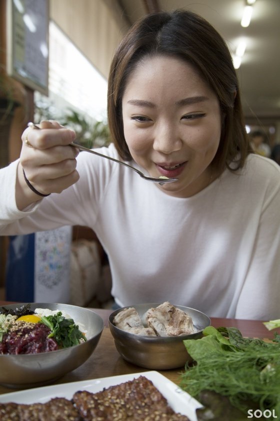 송정리 떡갈비에는 뼛국이 곁들여지는 것이 특이하다