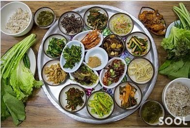푸짐하게 나오는 보리밥과 반찬들