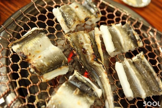 재료 본연의 맛이 살아 있는 장어 소금구이