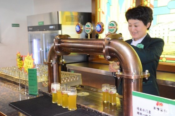 칭당오 맥주, 입장객에게는 시음기회를 준다. 