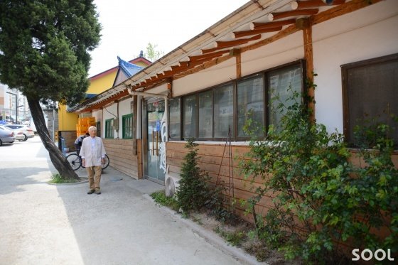82년 한 자리에서 술을 빚고 있는 신평양조장