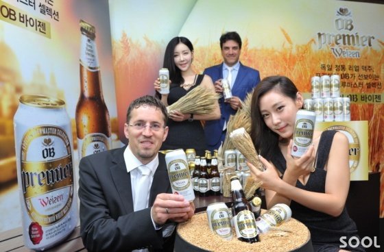 오비맥주가 17일 오전 서울 청진동 나인트리 컨벤션에서 독일 전통의 맥주양조법으로 제조한 ‘프리미어 OB 바이젠’ 출시행사를 개최했다. 오비맥주 프레데리코 프레이레 사장(뒷줄 오른쪽)과 프리미어 OB바이젠 개발에 참여한 독일인 브루마스터 스테판 뮐러(앞줄 왼쪽)와 모델들이 ‘프리미어 바이젠’을 선보이고 있다.