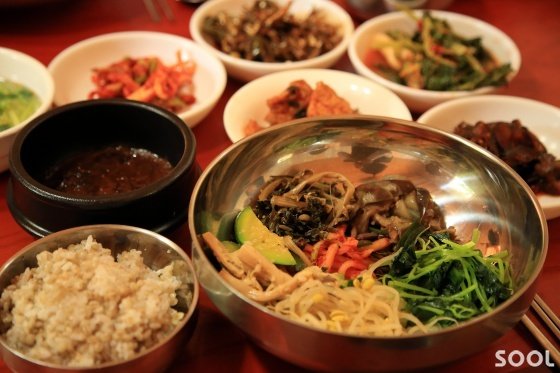 나물이 푸짐하게 들어간 보리비빔밥