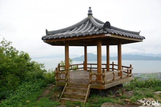 화개산 정상의 정자