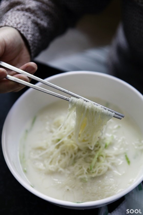잣을 통째로 갈아 국물은 낸 잣국수