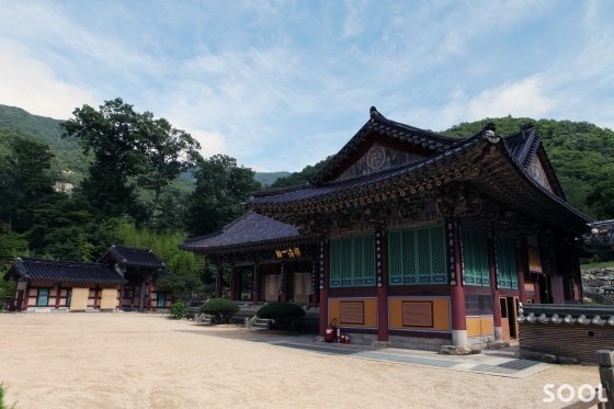 계곡 상류에 원효대사가 창건한 내원사가 있다.
