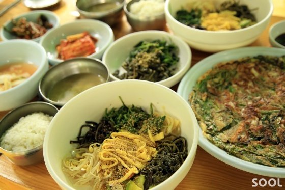 보경사 아래 식당가의 산채비빔밥