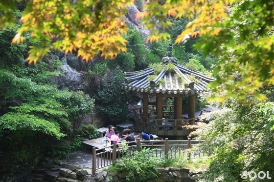 수락폭포 득음정에서 망중한을 즐기는 사람들