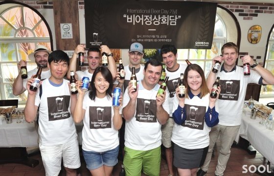 7일 세계 맥주의 날을 기념하여 다양한 국적을 가진 주한 외국인들이 모여 비어정상회담을 열었다. 이날 행사에서는 직접 참여 의사를 밝힌 외국인 20여명이 참석해 각 나라의 흥미로운 맥주 문화를 공유했다.