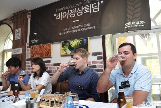 7일 세계 맥주의 날을 기념하여 다양한 국적을 가진 주한 외국인들이 모여 비어정상회담을 열었다. 참석자들이 다양한 맥주를 비교하며 맛보는 시음 세션에 참여하고 있다.