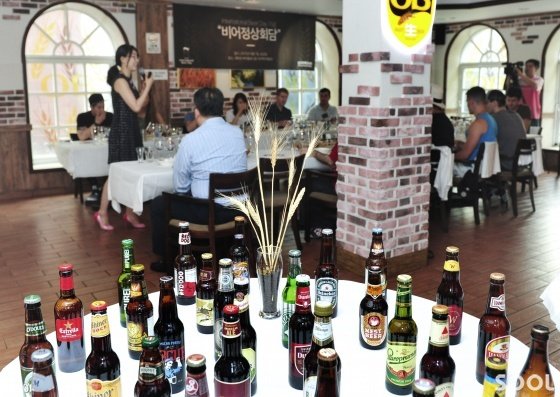 7일 세계 맥주의 날을 기념하여 다양한 국적을 가진 주한 외국인들이 모여 비어정상회담을 열었다. 이날 행사에서는 직접 참여 의사를 밝힌 외국인 20여명이 참석해 각 나라의 흥미로운 맥주 문화를 공유했다.