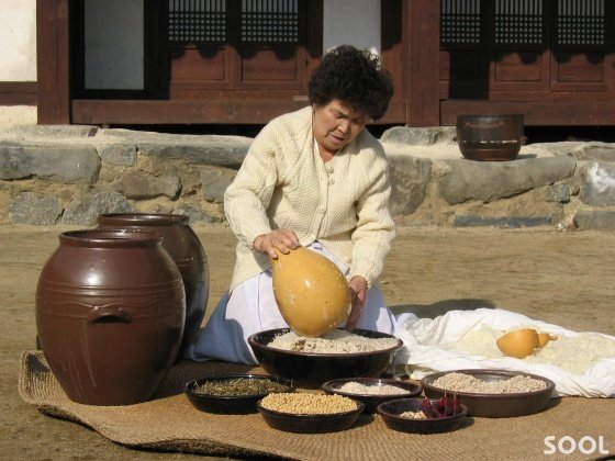 우희열 명인이 전통방식으로 빚는 한산 속고주.