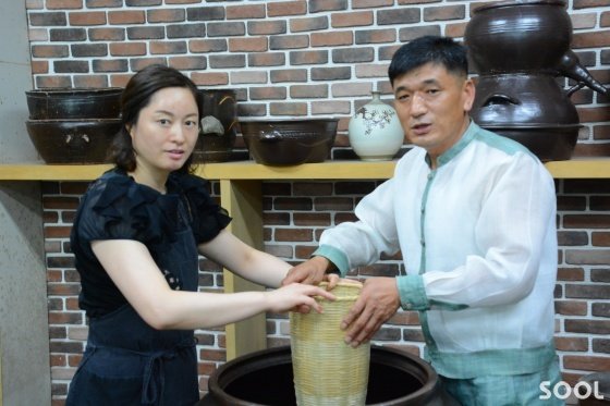 나 사장의 소곡주 사랑 못지않게 부인 최영숙 씨(사진 왼쪽) 또한 소곡주에 대한 열정이 대단하다.