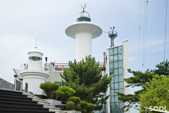 엣등대와 새 등대가 나란히 서 있다. 왼쪽이 100년 넘은 등대다.