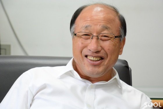 노 사장이 웃는 함박웃음은 상대방한테 금방 전이(轉移)되어 분위기를 밝게 하는 특징을 지니고 있다.