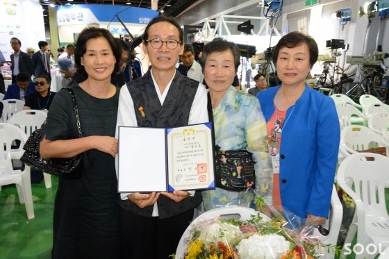 사진 왼쪽부터 박 소장의 부인 박차원 씨, 박 소장, 박 소장의 모친 민경님 여사, 박 소장의 여동생 박미영 씨