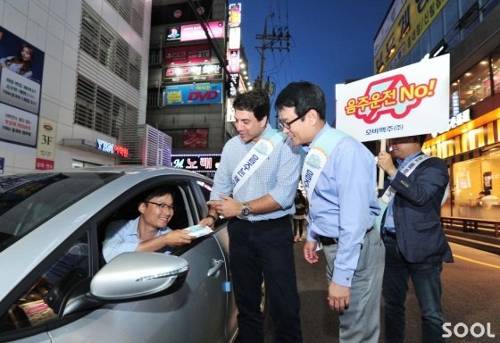 오비맥주(대표 김도훈)는 17일 ‘글로벌 건전음주의 날(Global Beer Responsibility Day, 이하 GBRD)’을 맞아 전 임직원이 참석한 가운데 건전음주 캠페인 발대식을 갖고 전국대리기사협회(협회장 김종용)와 함께 음주운전 예방 캠페인에 나섰다. 오비맥주는 서울 강남역과 이천, 청주, 광주광역시 등의 주요 번화가에서 전국대리기사협회와 함께 음주운전 및 청소년 음주 예방을 위한 가두 캠페인을 벌였다. 오비맥주 김도훈 사장과 임직원이 음주운전 예방 홍보물을 운전자에게 나눠주고 있다.