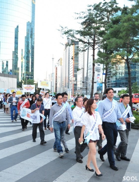 오비맥주(대표 김도훈)는 17일 &lsquo;글로벌 건전음주의 날(Global Beer Responsibility Day, 이하 GBRD)&rsquo;을 맞아 전 임직원이 참석한 가운데 건전음주 캠페인 발대식을 갖고 전국대리기사협회(협회장 김종용)와 함께 음주운전 예방 캠페인에 나섰다. 오비맥주는 서울 강남역과 이천, 청주, 광주광역시 등의 주요 번화가에서 전국대리기사협회와 함께 음주운전 및 청소년 음주 예방을 위한 가두 캠페인을 벌였다.