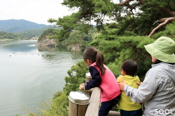 경천대에 오른 여행객